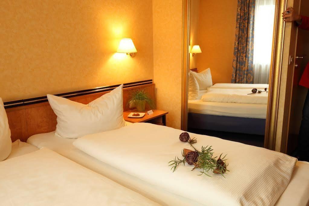 Garni-Hotel Goldenes Lamm Dudenhofen Zewnętrze zdjęcie